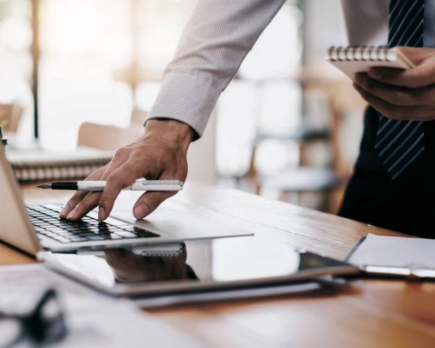 20200618-businessman-using-computer-to-analyses-marketing-data_t20_P37ykQ